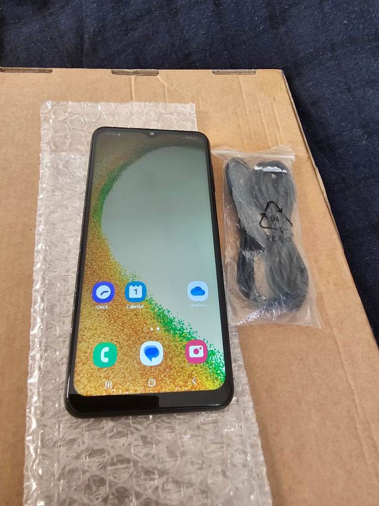 Samsung Galaxy A04S 32GB Black – Good Condition with USB Cable