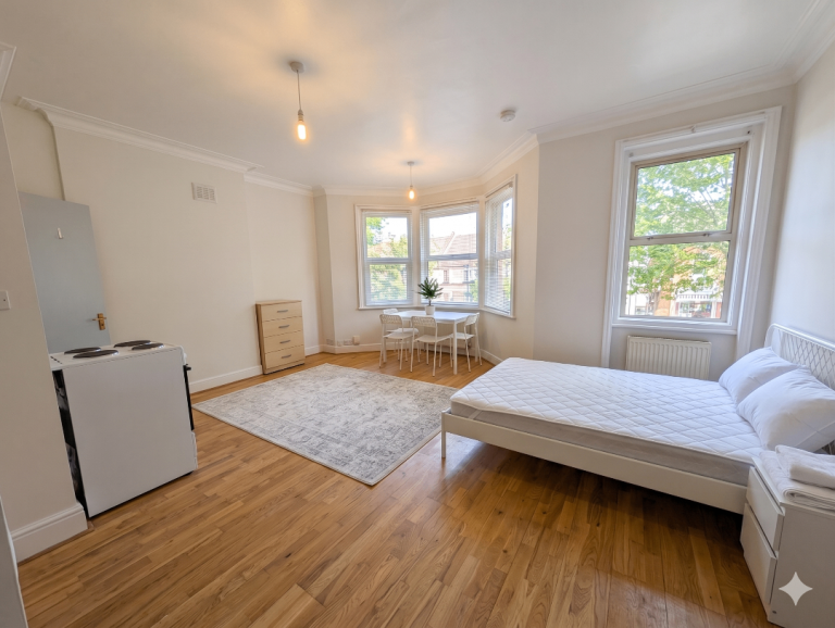 Large 1st floor studio flat to rent near Willesden Green library. Includes all bills exc electric.