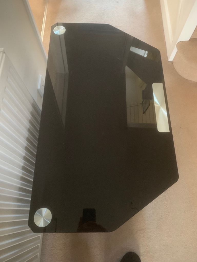 Glass tv stand in excellent condition 