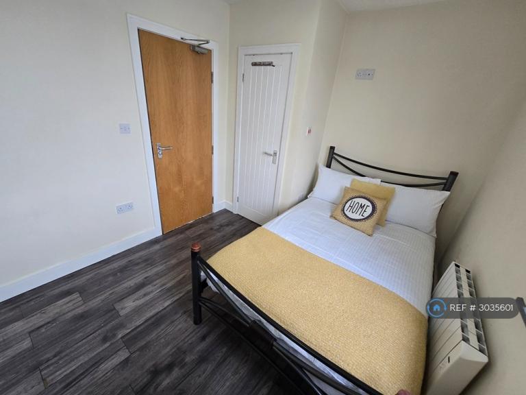 Studio flat in Woodhouse Street, Stoke-On-Trent, ST4 (#3035601)