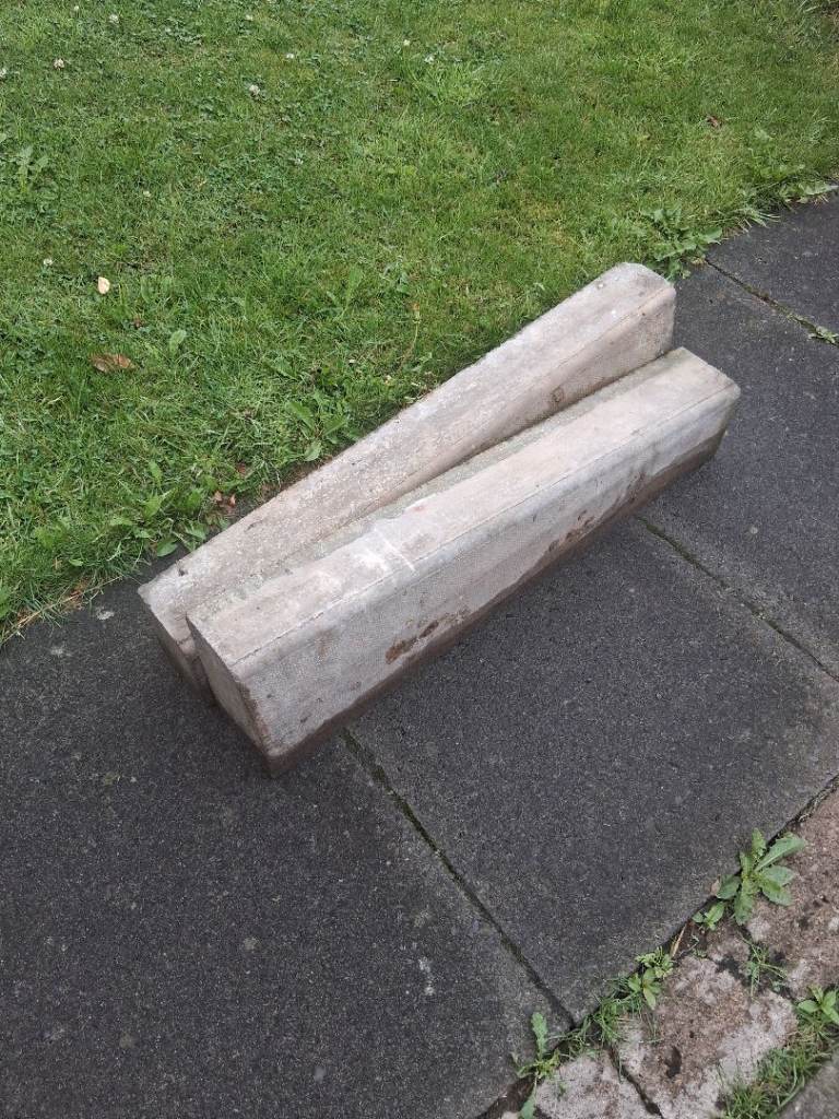 Kerb stones