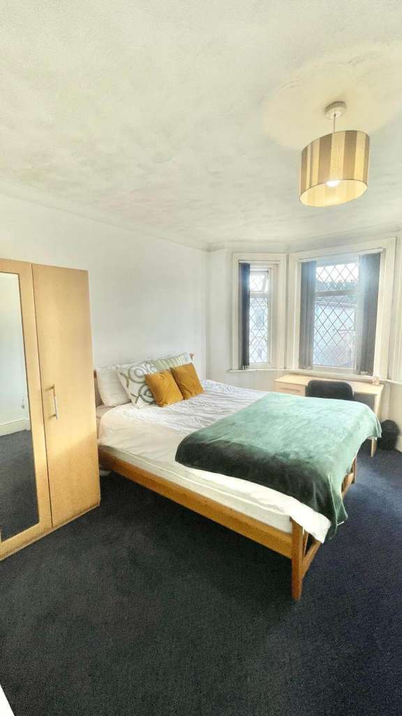 Spacious Dbl room, by bus stops and shops
