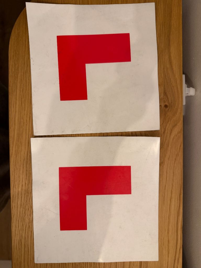 Free magnetic L plates
