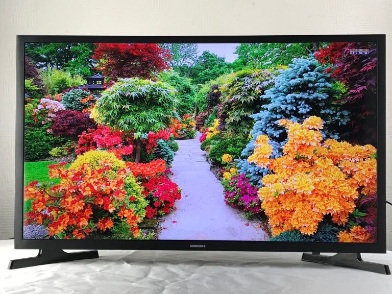 Samsung 32 Inch Smart full HD HDR LED TV WIFI- FREEVIEW- excellent condition Like new