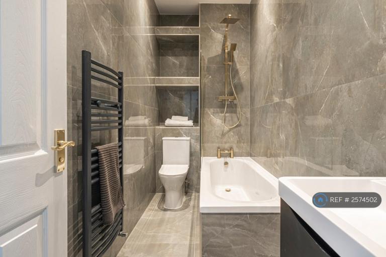 2 bedroom flat in Stowe Road, London, W12 (2 bed) (#2574502)