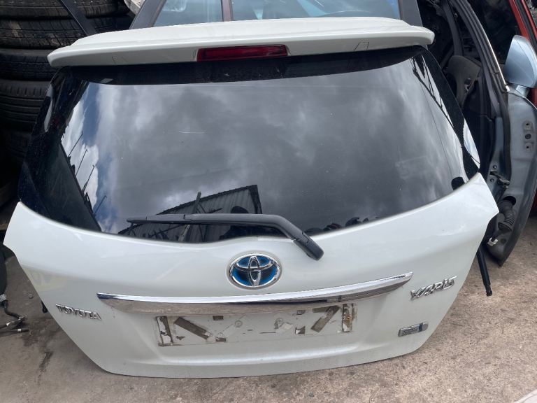 2016 Toyota Yaris tailgate bootlid white colour 