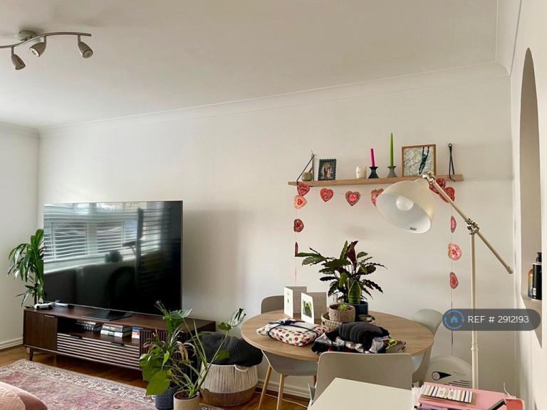 2 bedroom flat in Times Court, London, SW18 (2 bed) (#2912193)
