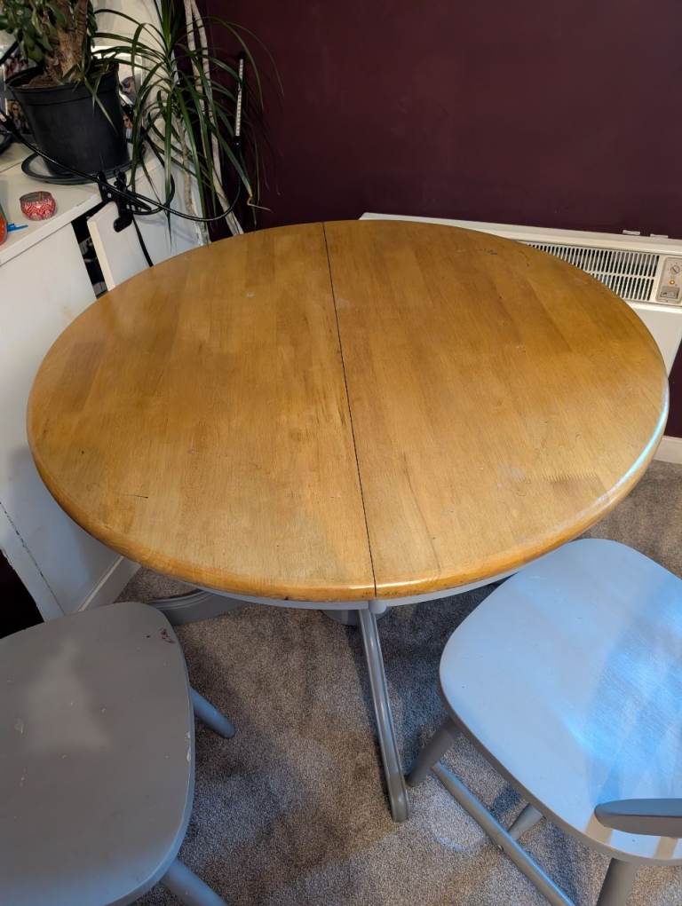 pine table and 4 chairs extendable 