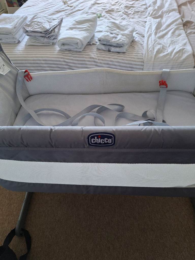 Chicco Next2Me Bedside Crib + Bedding Bundle
