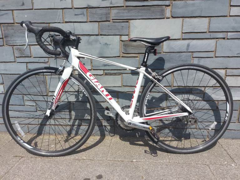 Giant Defy 4 Road Bike – Award-Winning Performance! 🚴  