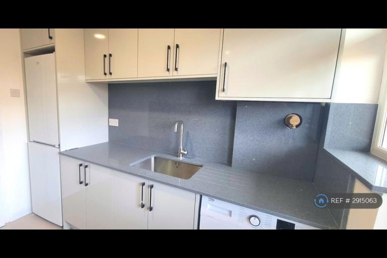2 bedroom flat in Victoria Road, Ruislip, HA4 (2 bed) (#2915063)