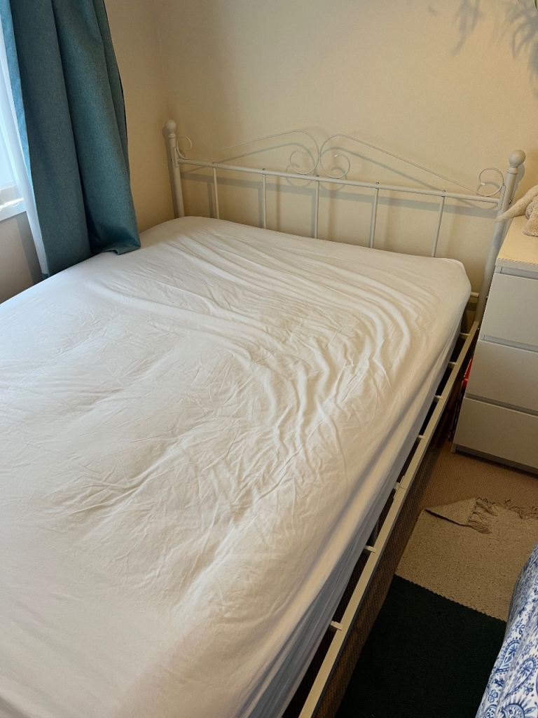 Metal frame double bed 