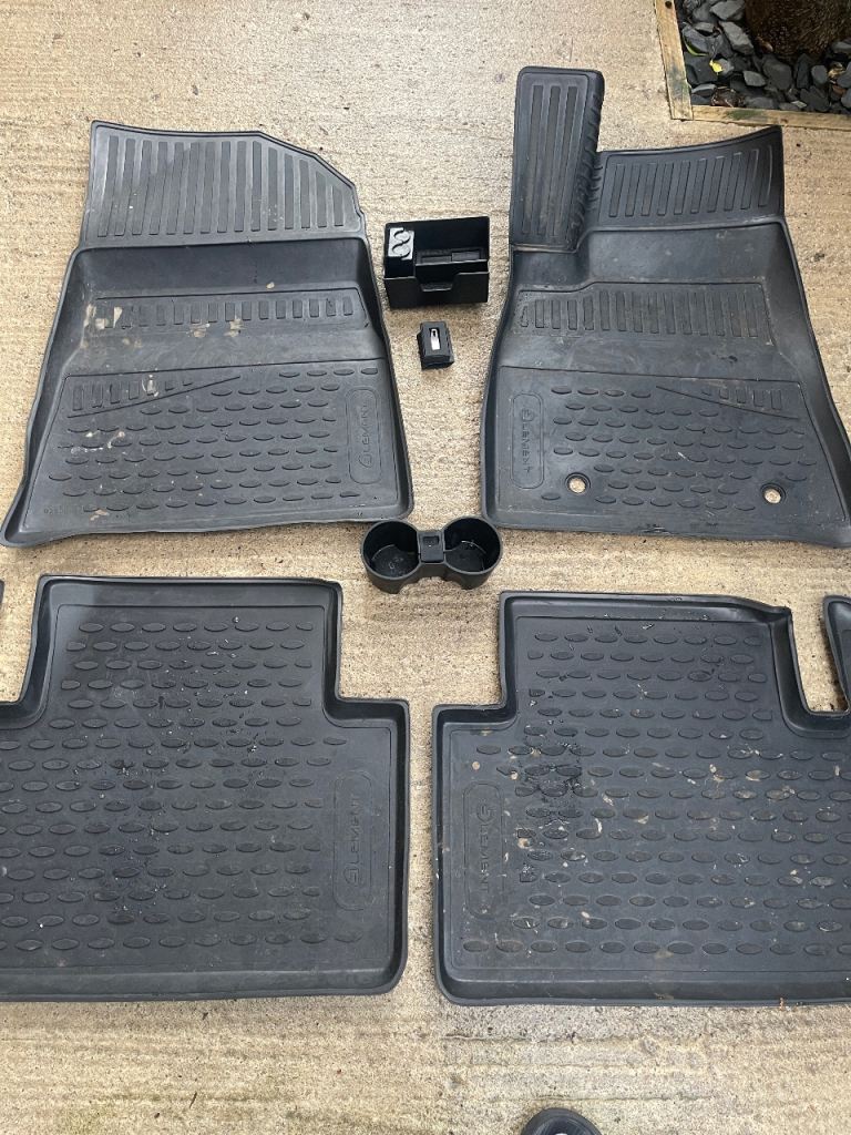 Tesla Model 3 - Fitted Rubber Mats, Dashboard Tray, Cup holder &  128GB Memort Stick 