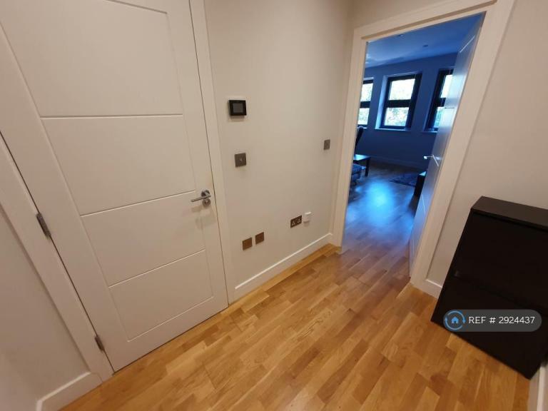 Studio flat in Market Place, Reading, RG1 (#2924437)