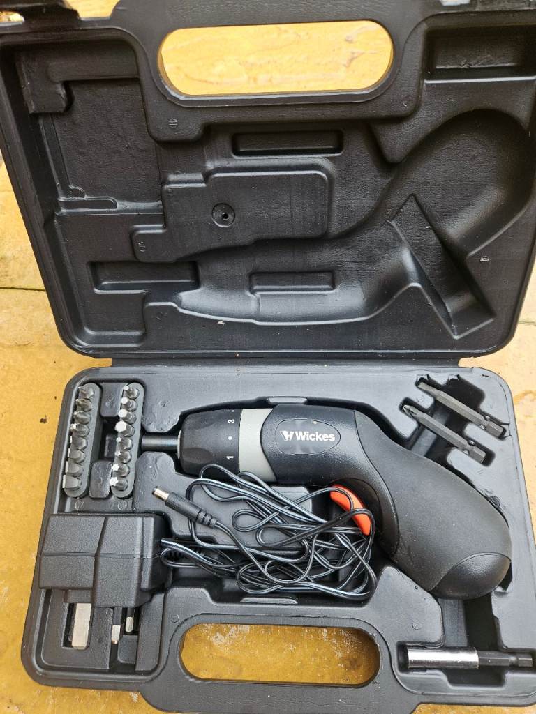 Wickes 3.6V cordless screwdriver + bit set (in case)