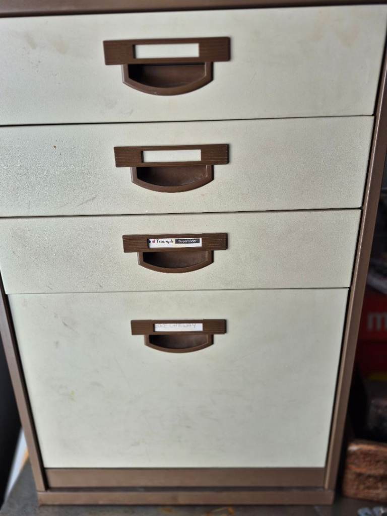 Metal Filing Cabinet with 4 Drawers – Good Condition
