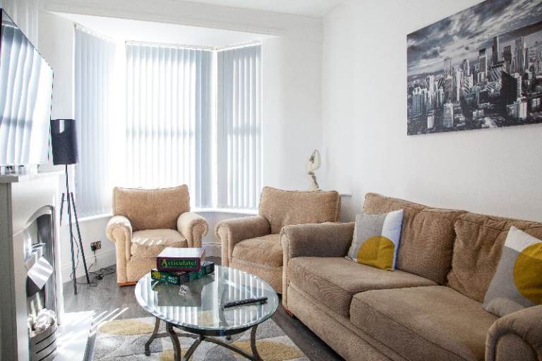 3 bedroom 1 bath house near city centre (Walking distance to the hospital and the university)