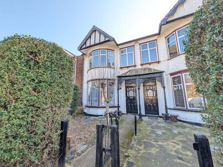 Newly refurbished first floor 1 bedroom in Cricklewood. Includes gas, elec & wi-fi