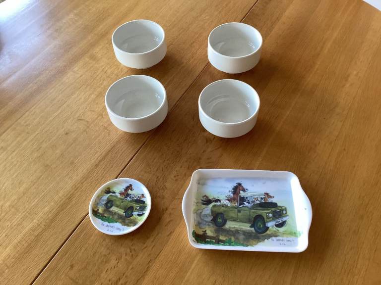 Small White Bowls and Trays with Horse/Car Design – Good Condition