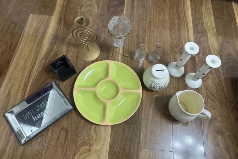 Bundle of household items