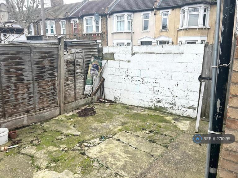 3 bedroom house in Chadwin Road, London, E13 (3 bed) (#2710195)