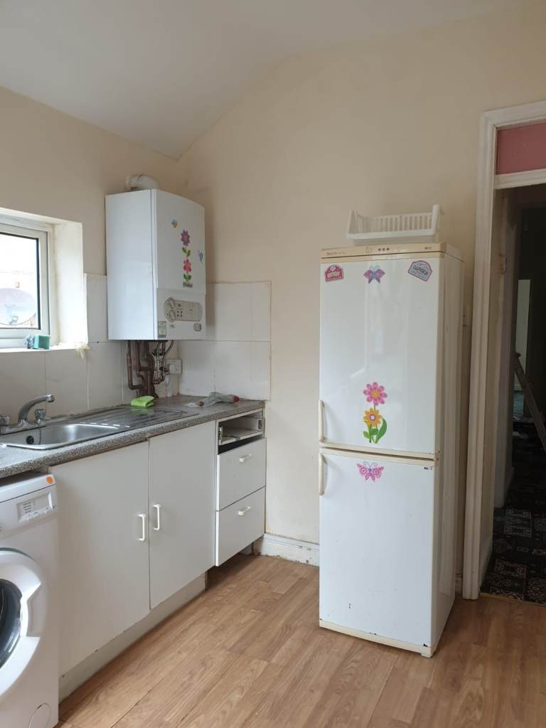 One Bedroom Flat Above a Shop in Hall Green B28, Birmingham Available To Rent.