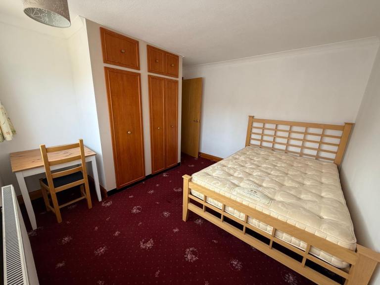 Double room to rent all bills including sm6 