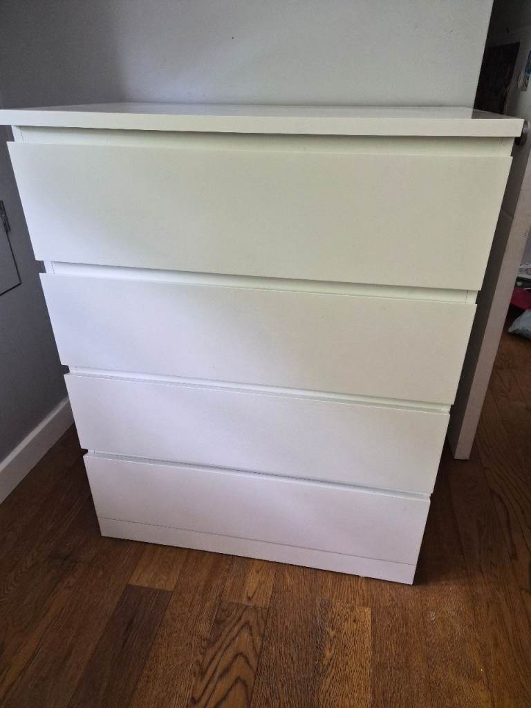 White Chest of Drawers with 4 Drawers – Good Condition