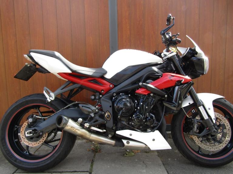 TRIUMPH STREET TRIPLE 675 R * AMAZING LOOKING BIKE.*LOTS OF NICE EXTRAS* 2015