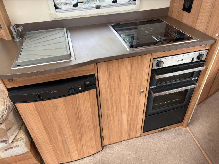 BAILEY PEGASUS VERONA - FIXED BED CARAVAN WITH END WASHROOM AND MOTORMOVER