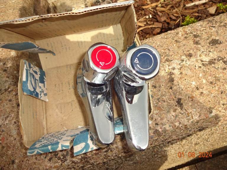 NEW - SILVERSPA – 3/4in Bath Piller Taps – Chrome Hot & Cold 
