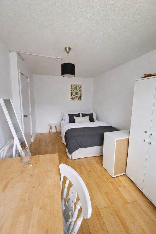 ⭐ COMFORTABLE DOUBLE ROOM IN POPLAR — MOVE IN NOW 🌟