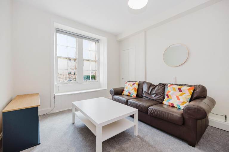 Recently upgraded, 1 bedroom, 1st floor flat in much sought after area – available April
