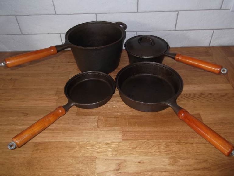 Set of 4 cast iron pans and skillets