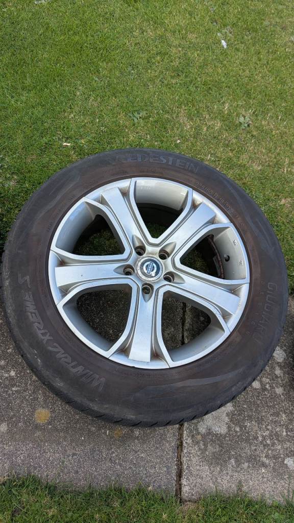 Volvo XC60/Ford Kuga/ Land Rover Disc Sport & Evoque 18 x 7.5 inch alloy wheels and winter tyres 