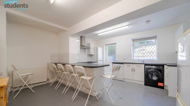 ROOM AVAILABLE – APRIL MOVE‑IN – £725 ALL BILLS INCLUDED – UK GUARANTOR NEEDED