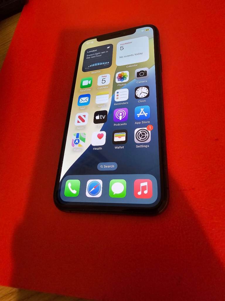 Iphone xs 64gb unlocked £100