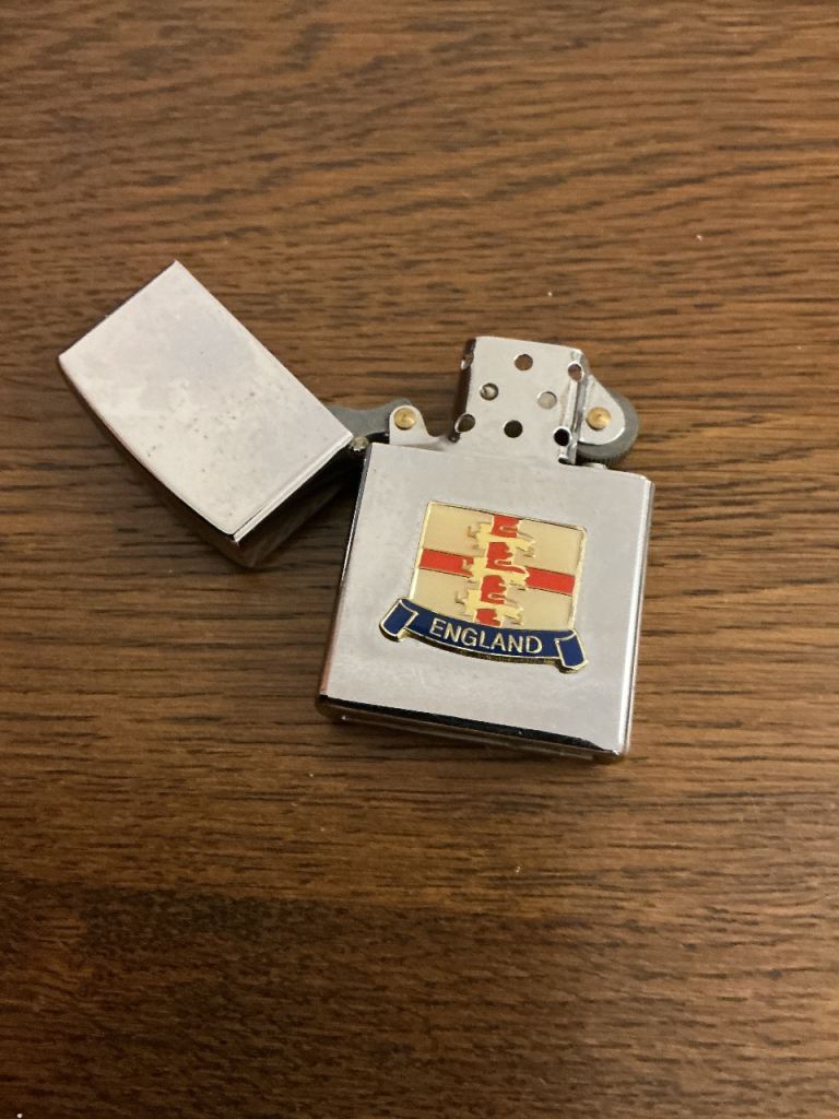 VINTAGE ENGLAND THREE LIONS CIGARETTE LIGHTER