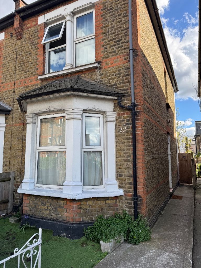 Near Kingston station .suite for rent 