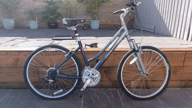 Women's push bike: Giant Cypress