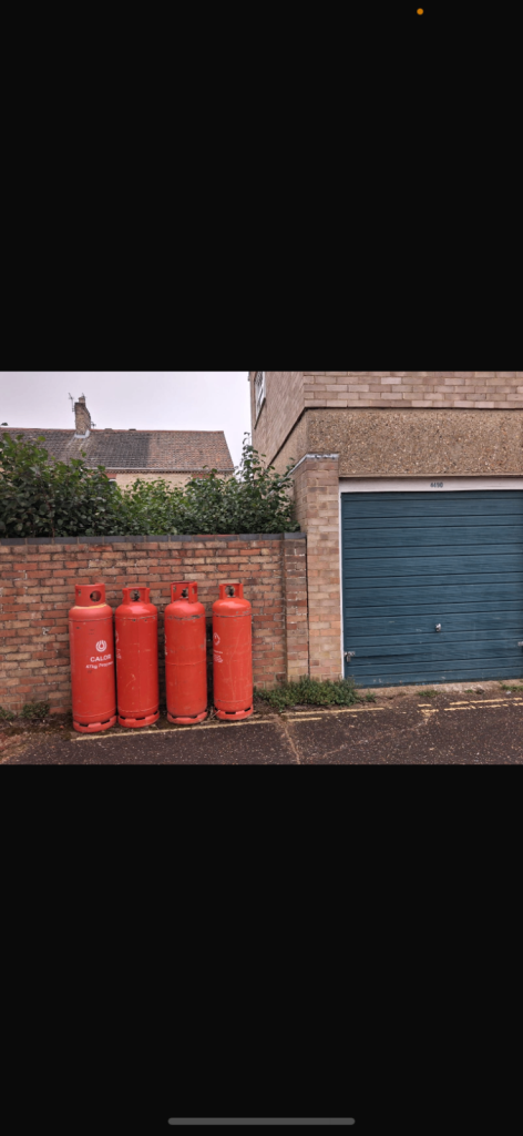 49kg Gas Bottles (1 full / 3 empty) 