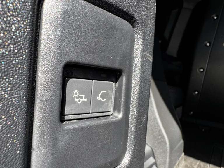 2023 Land Rover Defender 3.0 D250 Hard Top SE Auto PANEL VAN DIESEL Automatic