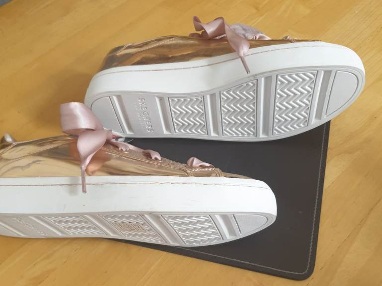 New... Skechers Metalic Rose Gold Los Angeles 'Liquid Bling' memory foam shoe laced pink ribbons.