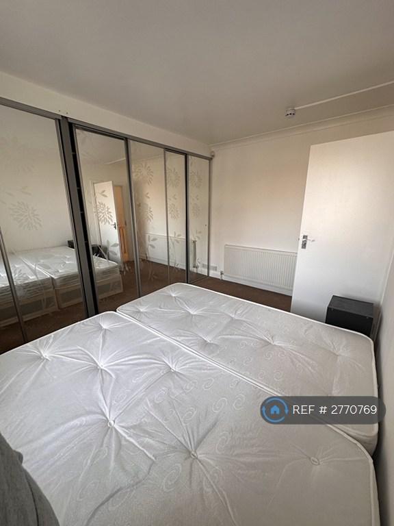 4 bedroom house in Burlington Gardens, Romford, RM6 (4 bed) (#2770769)