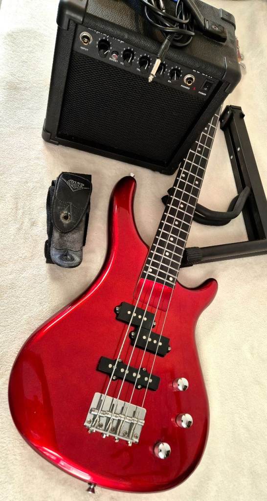 Chord CCB90 Bass Guitar & Amplifier + Accessories 