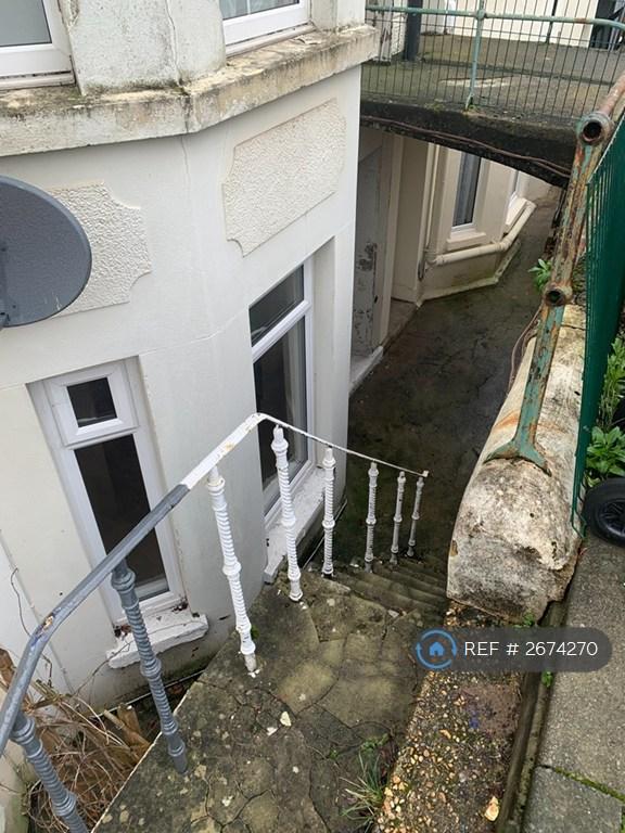 1 bedroom flat in Broomfield Road, Folkestone, CT19 (1 bed) (#2674270)