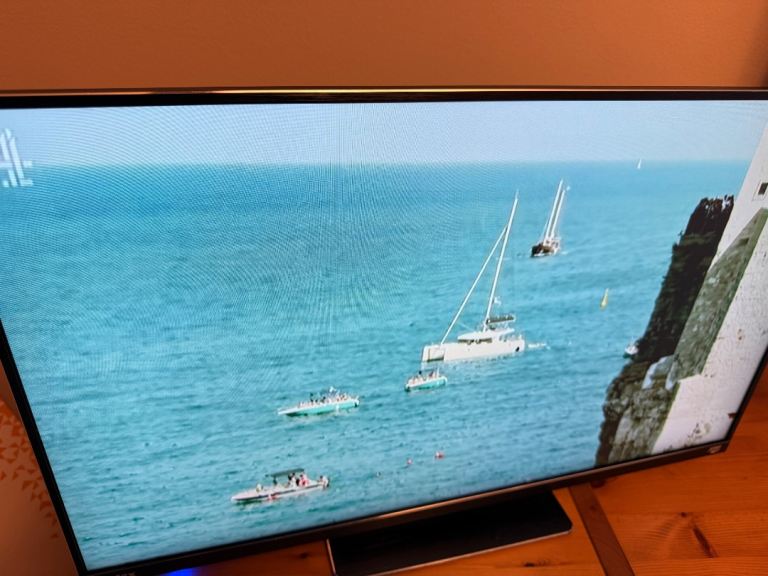 Avtex W249TS 24” smart TV ideal for campervans caravans and motorhomes. 