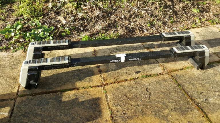 Universal roof bars in excellent condition lock on with the new key – should fit virtually any car 