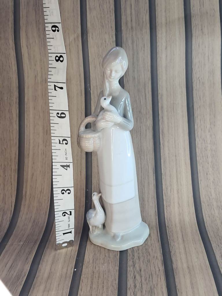 Vintage Lladro Spain 'Style' Figure - Girl With Goose. Good condition.  As seen. 