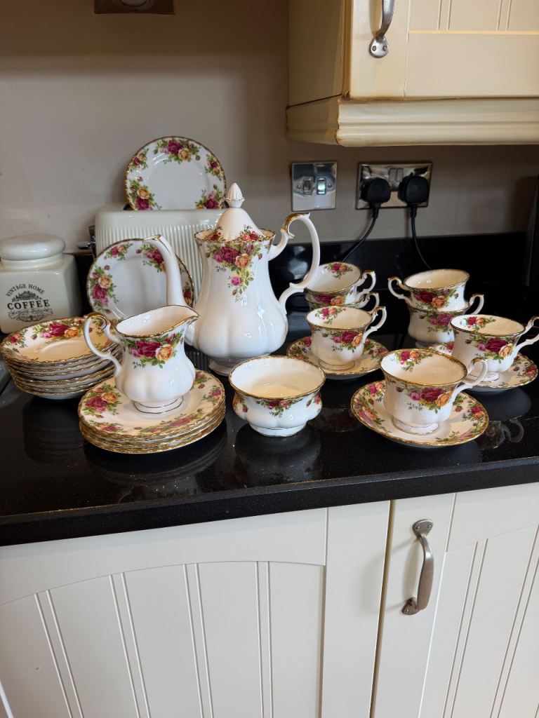 Royal Albert Old Country Roses Tea Saucers - 10 Plates